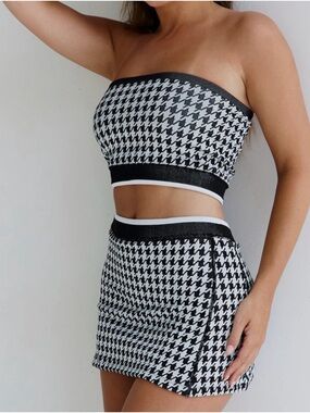 Black & White Houndstooth Knit Mini Skirt - Sleek Women's Skirt